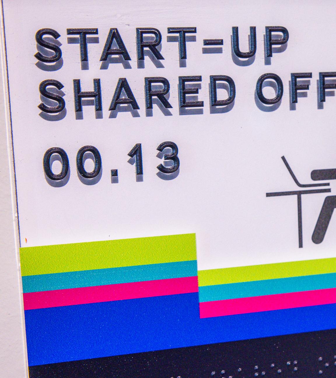  Einzelarbeitsplätze in einem Gemeinschaftsbüro stehen in einbem Start-up- und Gründungszentrum für die Nutzer bereit.