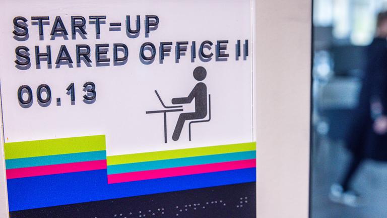  Einzelarbeitsplätze in einem Gemeinschaftsbüro stehen in einbem Start-up- und Gründungszentrum für die Nutzer bereit.
