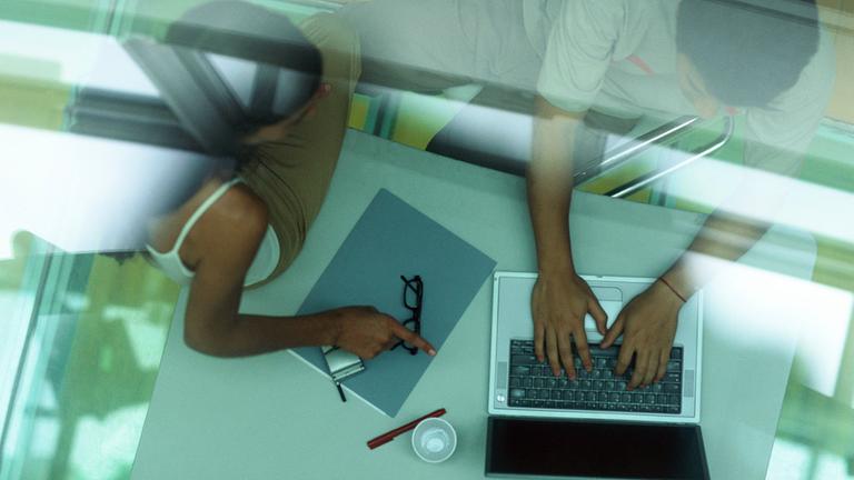 Mann und Frau am Laptop