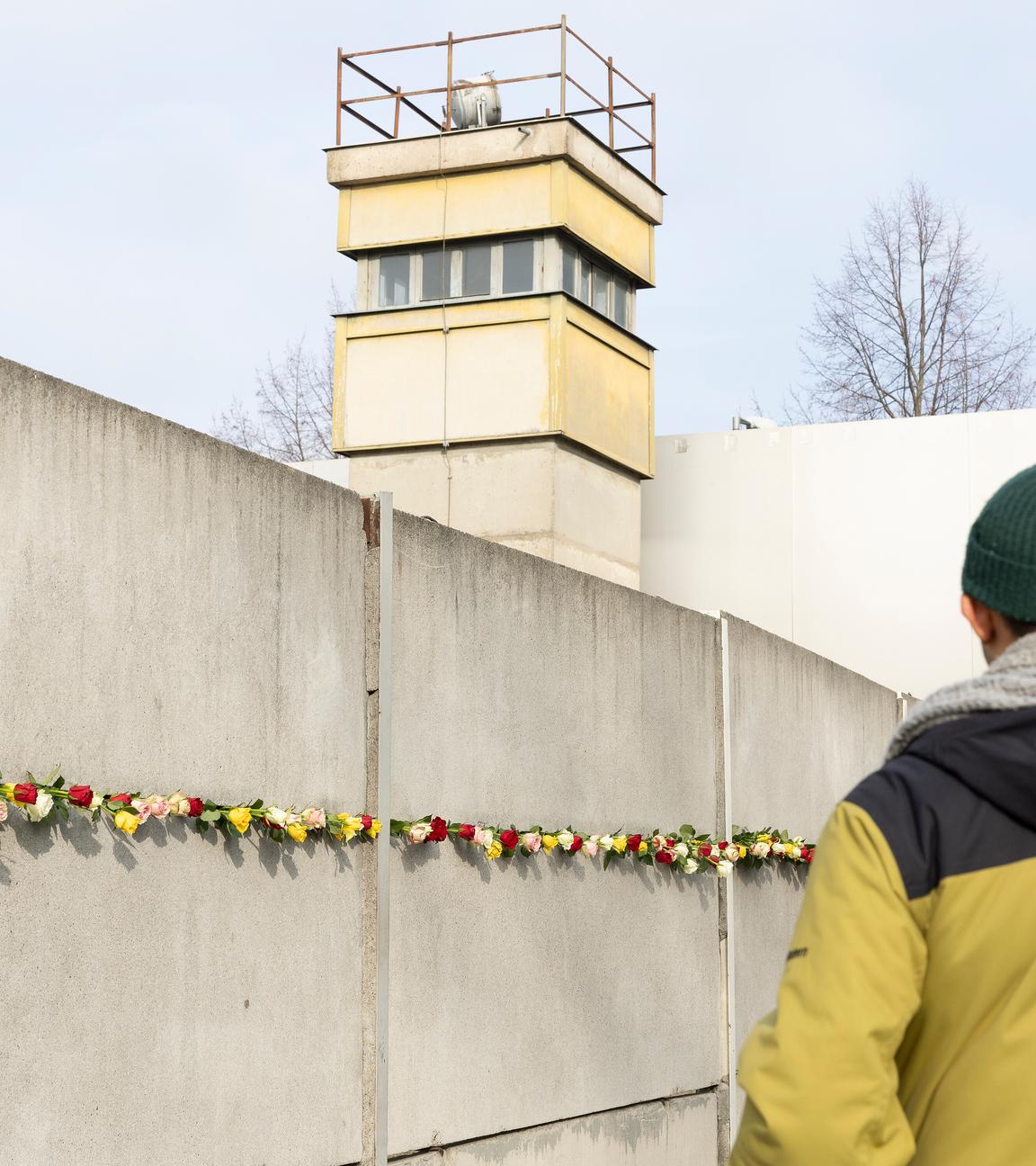 Die mit Rosen verzierte Mauer bei der zentralen Gedenkveranstaltung an der Gedenkstaette Berliner Mauer zum 35-jaehrigen Jubilaeum des Mauerfalls in Berlin, 09.11.2024