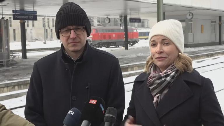 Bahnchefin Evelyn Palla (rechts) gibt ein Statment ab, während sie auf einem Gleis am Hannover Hauptbahnhof steht. 