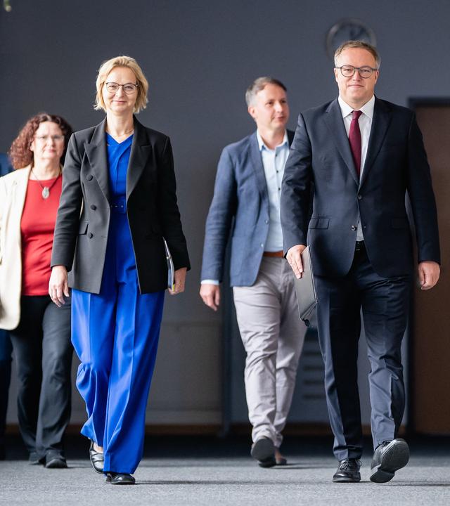 Ministerpräsident Mario Voigt (Mitte), Finanzministerin Katja Wolf (2.v.l) und Innenminister Georg Maier (rechts) kommen zu einem Statement im Thüringer Landtag am 04.09.2026.