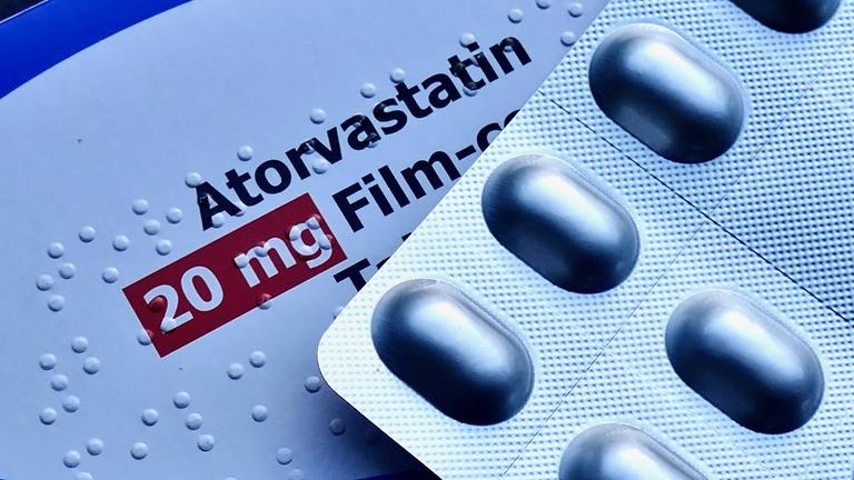 Eine Packung Tabletten, die den Wirkstoff Atorvastatin enthalten zur Senkung des Cholesterinspiegels.