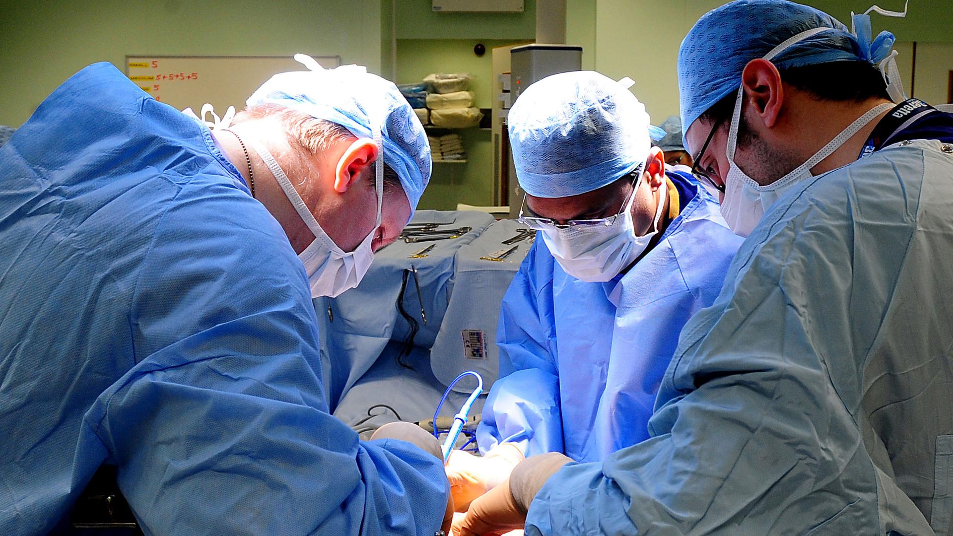 Symbolfoto: Chirurgen während einer Operation