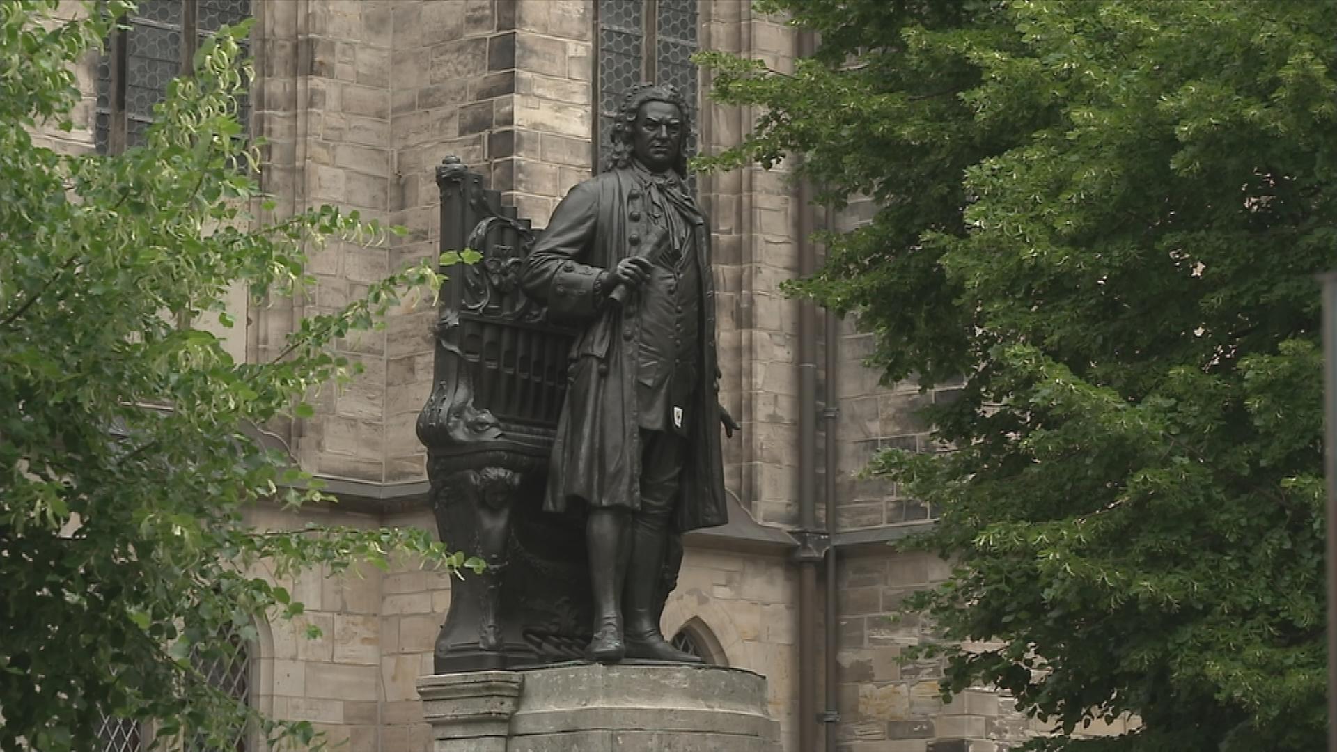 Auf dem Bild ist eine Statue von Johann Sebastian Bach zu sehen.