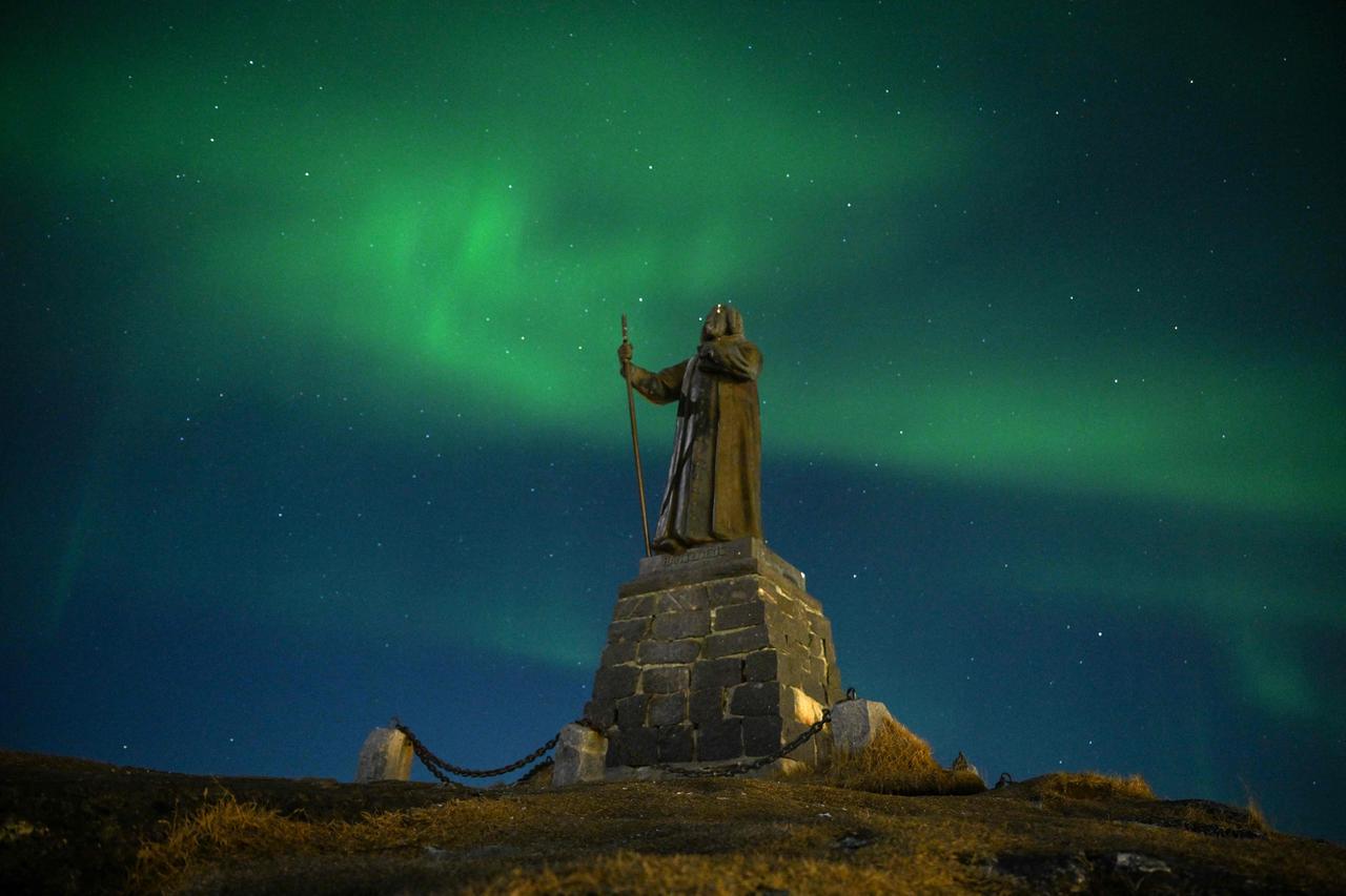 Nordlichter (Aurora Borealis) leuchten über einer Statue von Hans Egede, einem norwegischen lutherischen Priester und Missionar, der Missionierungsbemühungen in Grönland initiierte, in der Stadt Nuuk, Grönland, am 28.01.2026.
