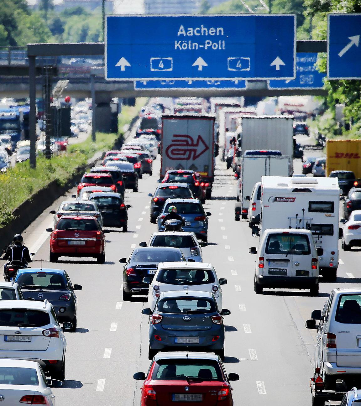 Archiv: Lkw und Pkw stehen auf der A4 auf dem Kölner Ring im Stau.