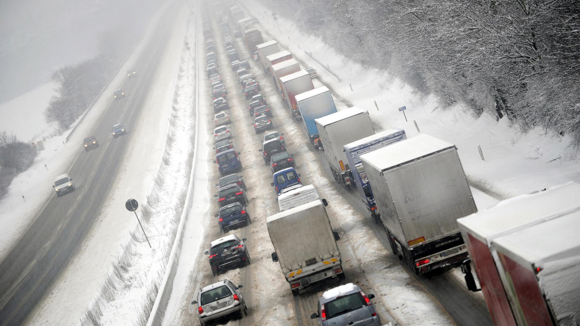 Archiv: Schnee und Eis behindern am 21.01.2013 den Verkehr auf der A7 Würzburg - Kassel bei Guxhagen (Hessen) in Kassel