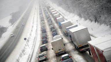 Archiv: Schnee und Eis behindern am 21.01.2013 den Verkehr auf der A7 Würzburg - Kassel bei Guxhagen (Hessen) in Kassel