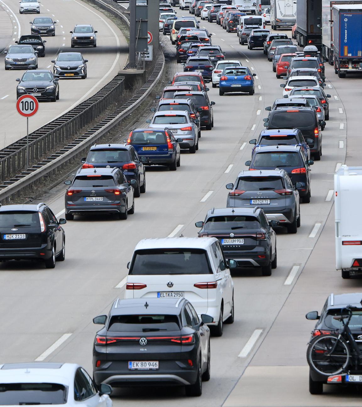 Auf der Autobahn A1 staut sich in Höhe Bremen der Verkehr.