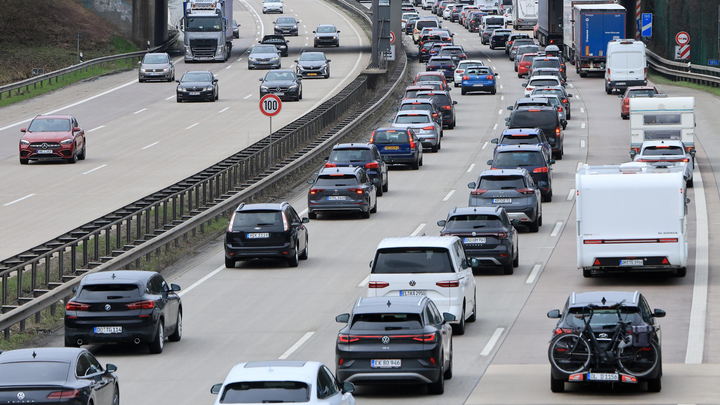 Auf der Autobahn A1 staut sich in Höhe Bremen der Verkehr.