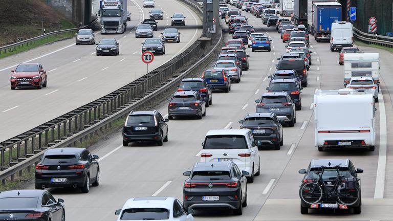 Auf der Autobahn A1 staut sich in Höhe Bremen der Verkehr.