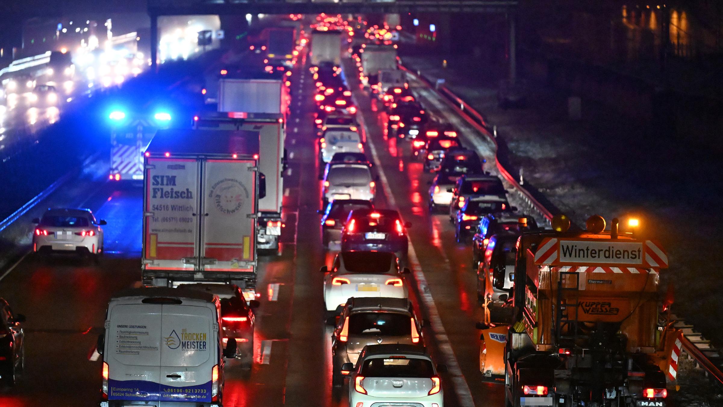 Hessen, Frankfurt/Main: In der Nähe des Frankfurter Flughafens staut sich der Verkehr auf der A3
