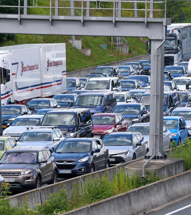 Teils stockender Verkehr und Stau auf der Autobahn A7 in Hamburg.