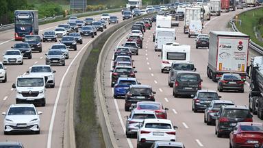 Autos stehen auf der Autobahn A7 im Norden der Region Hannover im Stau. 