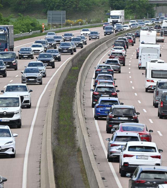 Autos stehen auf der Autobahn A7 im Norden der Region Hannover im Stau. 