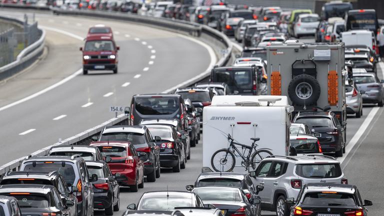 Stau auf der Autobahn A2 vor dem Gotthardtunnel zwischen Göschenen und Erstfeld in Richtung Süden (Archivfoto)