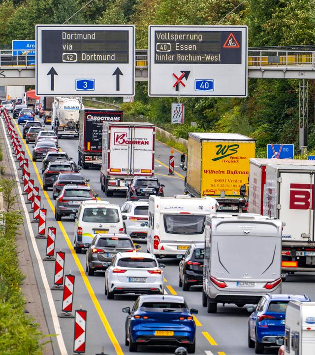Stau auf der Autobahn A3 vor dem Autobahnkreuz Duisburg-Kaiserberg am 17.09.2026.