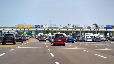 Dichter Verkehr vor einer italienischen Autobahnmautstelle in Italien am 15.06.2025.