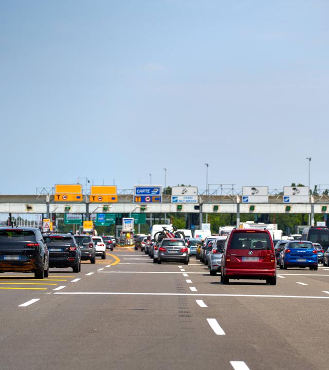 Dichter Verkehr vor einer italienischen Autobahnmautstelle in Italien am 15.06.2025.