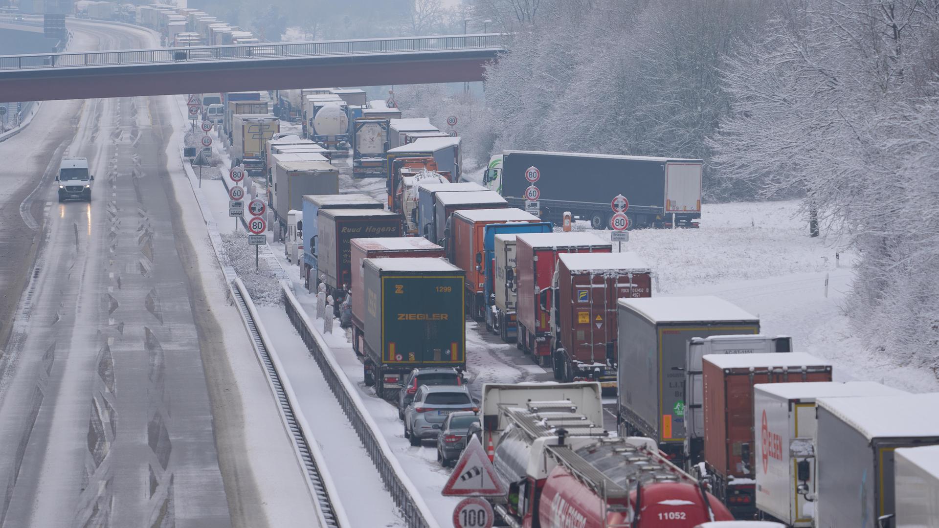 Archiv: Stau auf der verschneiten Autobahn A61. Winningen, Rheinland-Pfalz