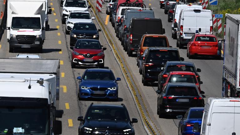 Fahrzeuge stauen sich auf einer Autobahn.