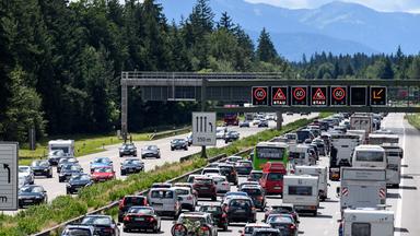 Dichter Verkehr schiebt sich am 01.07.2017 über die Autobahn 8 in Fahrtrichtung Salzburg und Brenner-Autobahn im Hofoldinger Forst bei Sauerlach
