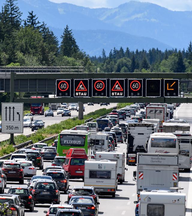 Dichter Verkehr schiebt sich am 01.07.2017 über die Autobahn 8 in Fahrtrichtung Salzburg und Brenner-Autobahn im Hofoldinger Forst bei Sauerlach