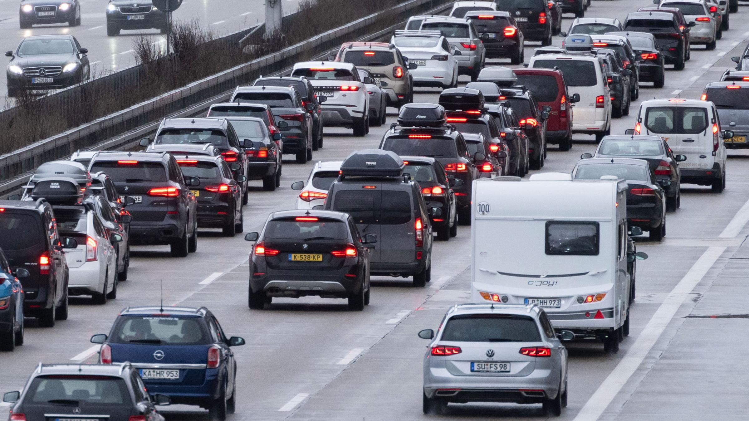 Autos stehen auf der Autobahn 8 in Fahrtrichtung München im Stau. 