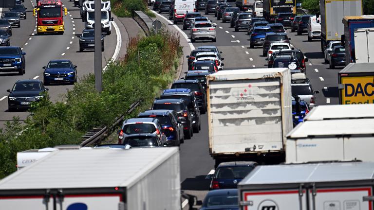 Autos stehen auf der Autobahn 1 im Stau am 18.06.2025 in Köln.