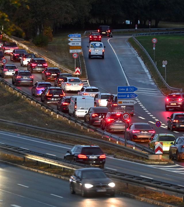 Stau im Berufsverkehr auf dem Mittleren Ring in München