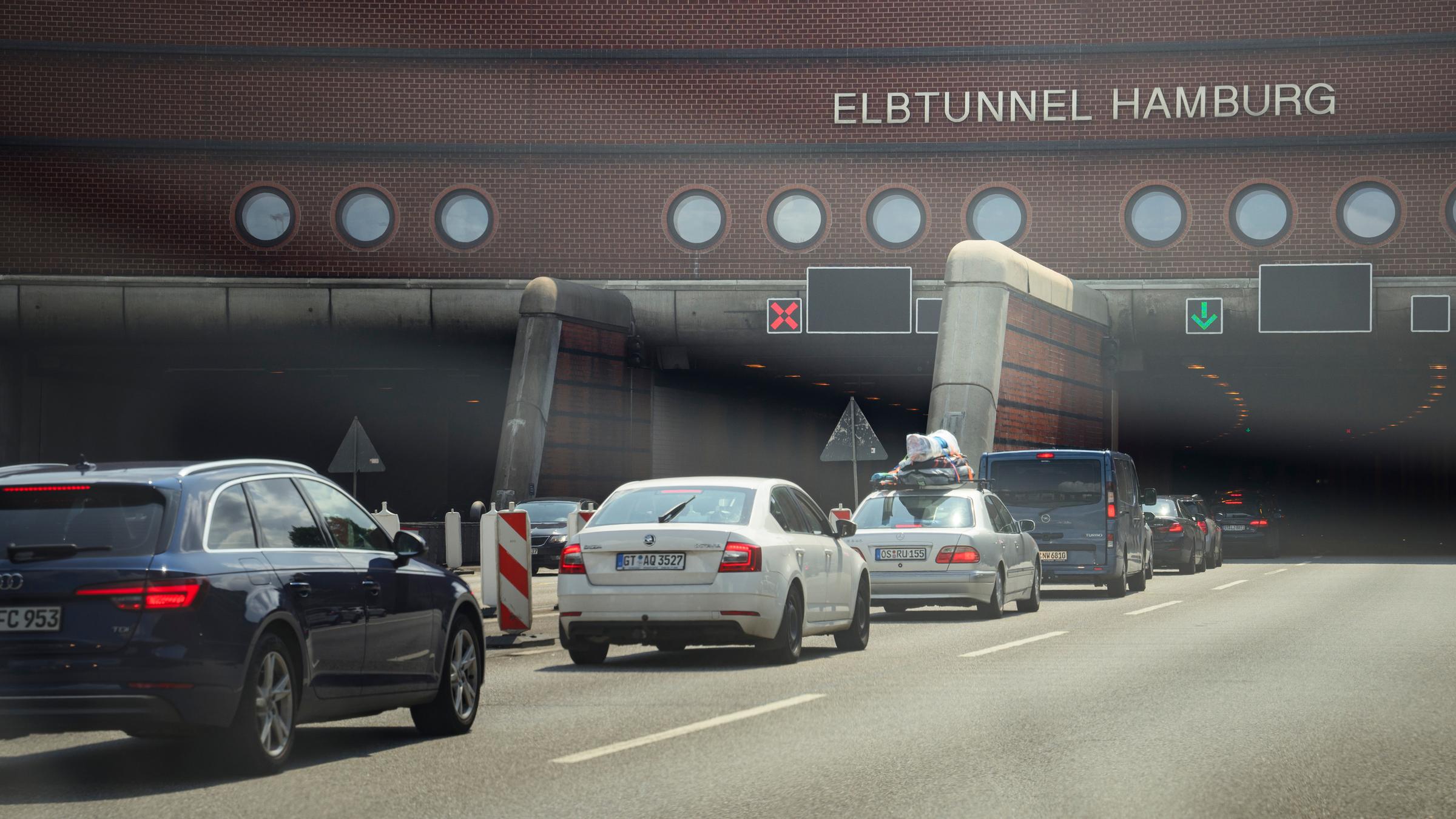 Stau auf der A7 vor dem Elbtunnel - 2024