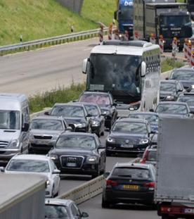 Stau in einer Baustelle auf der Autobahn