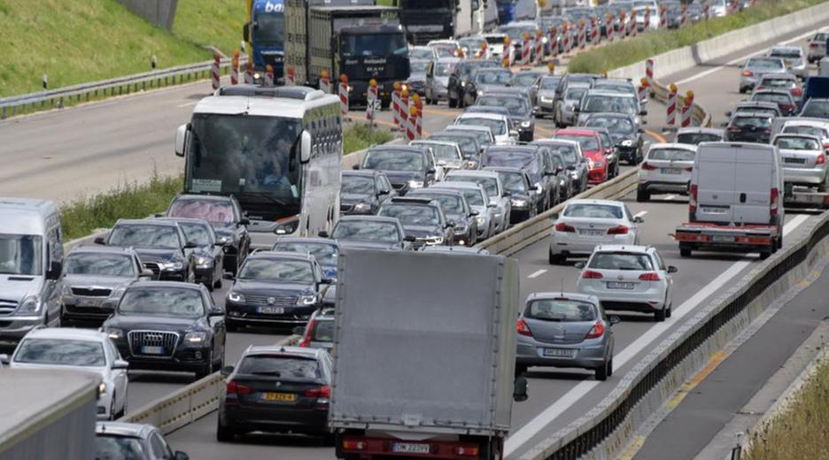 Stau in einer Baustelle auf der Autobahn