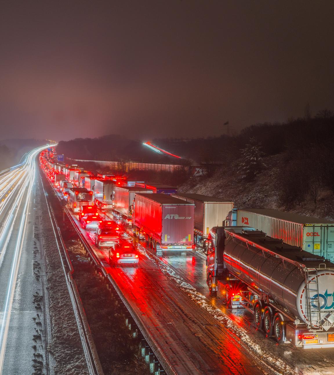 Fahrzeuge stehen auf der A3 bei Medenbach im Stau. 