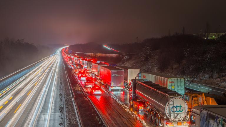 Fahrzeuge stehen auf der A3 bei Medenbach im Stau. 