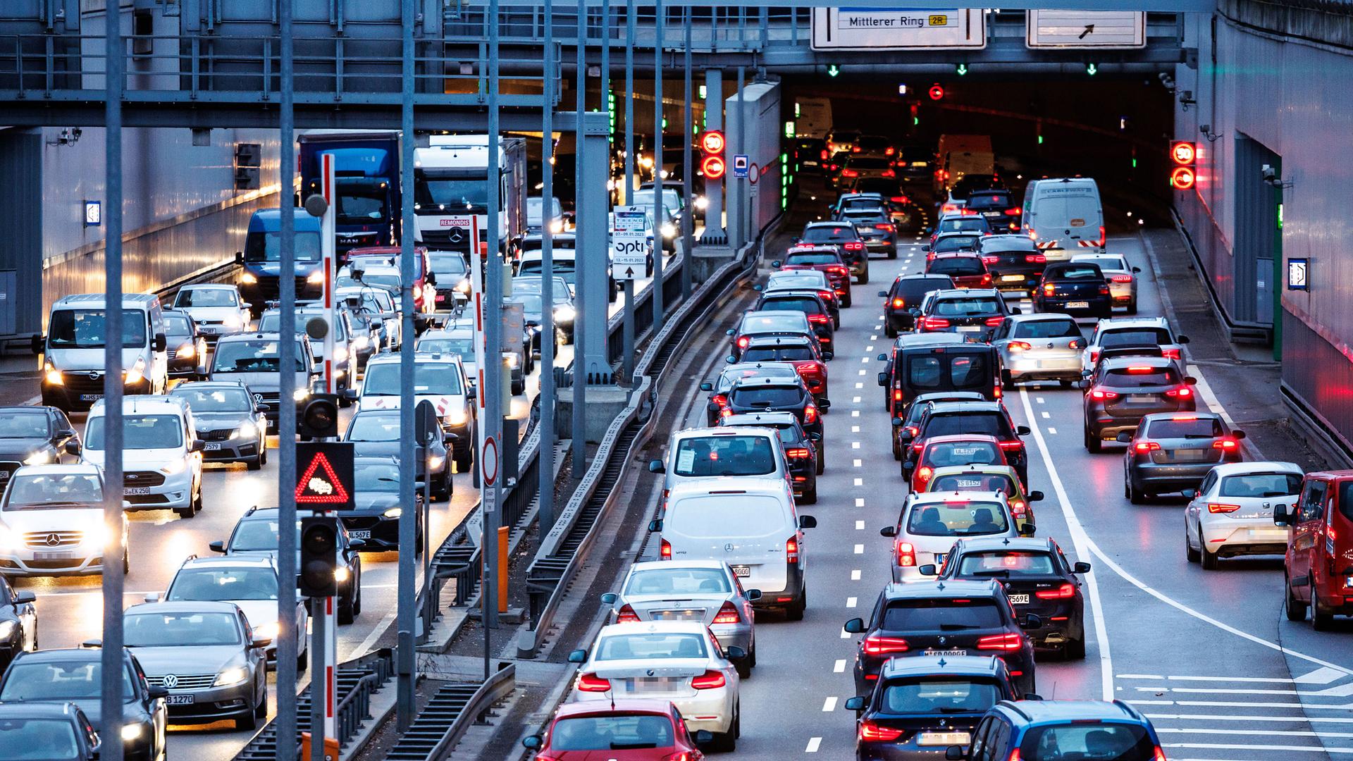 Der Verkehr staut sich im Berufsverkehr am Morgen am Tunnel Heckenstallerstraße auf dem Mittleren Ring, aufgenommen am 09.01.2023