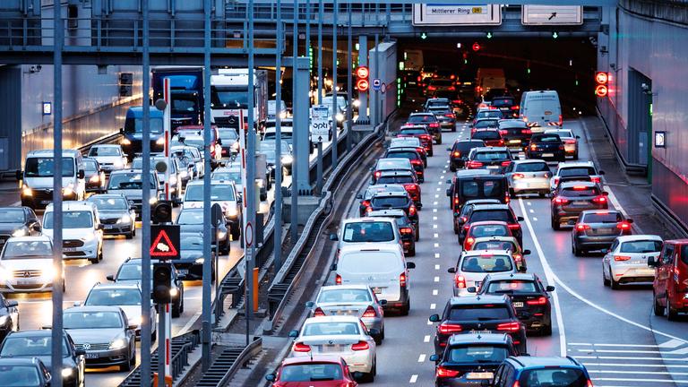 Der Verkehr staut sich im Berufsverkehr am Morgen am Tunnel Heckenstallerstraße auf dem Mittleren Ring, aufgenommen am 09.01.2023