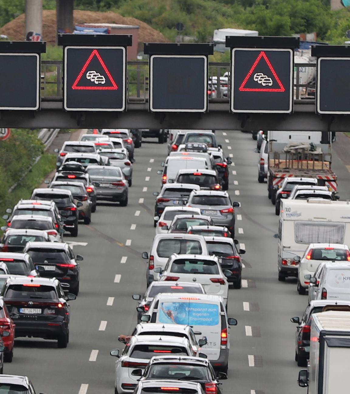 Nordrhein-Westfalen, Köln: Autos, Lastwagen und Wohnmobile stehen auf der A3 in Fahrtrichtung Oberhausen im Stau.