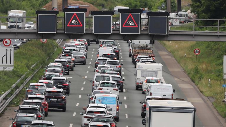 Nordrhein-Westfalen, Köln: Autos, Lastwagen und Wohnmobile stehen auf der A3 in Fahrtrichtung Oberhausen im Stau.