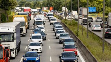 Ferienzeit in Deutschland: Staus auf Autobahnen