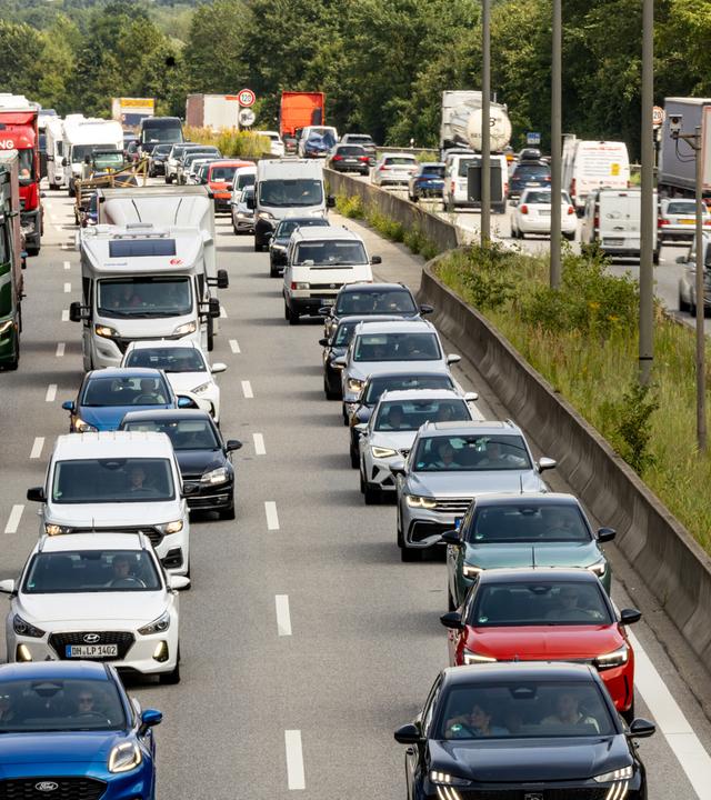 Ferienzeit in Deutschland: Staus auf Autobahnen