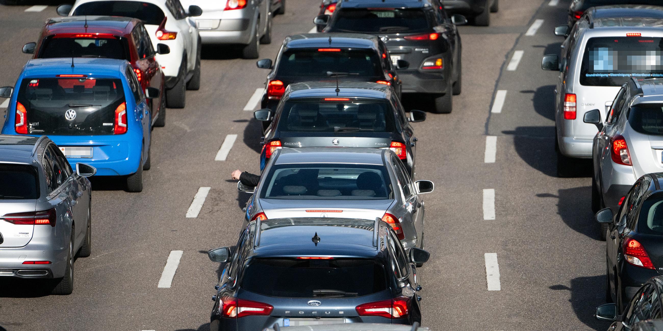 Baden-Württemberg, Stuttgart: Autos stehen im Stau.