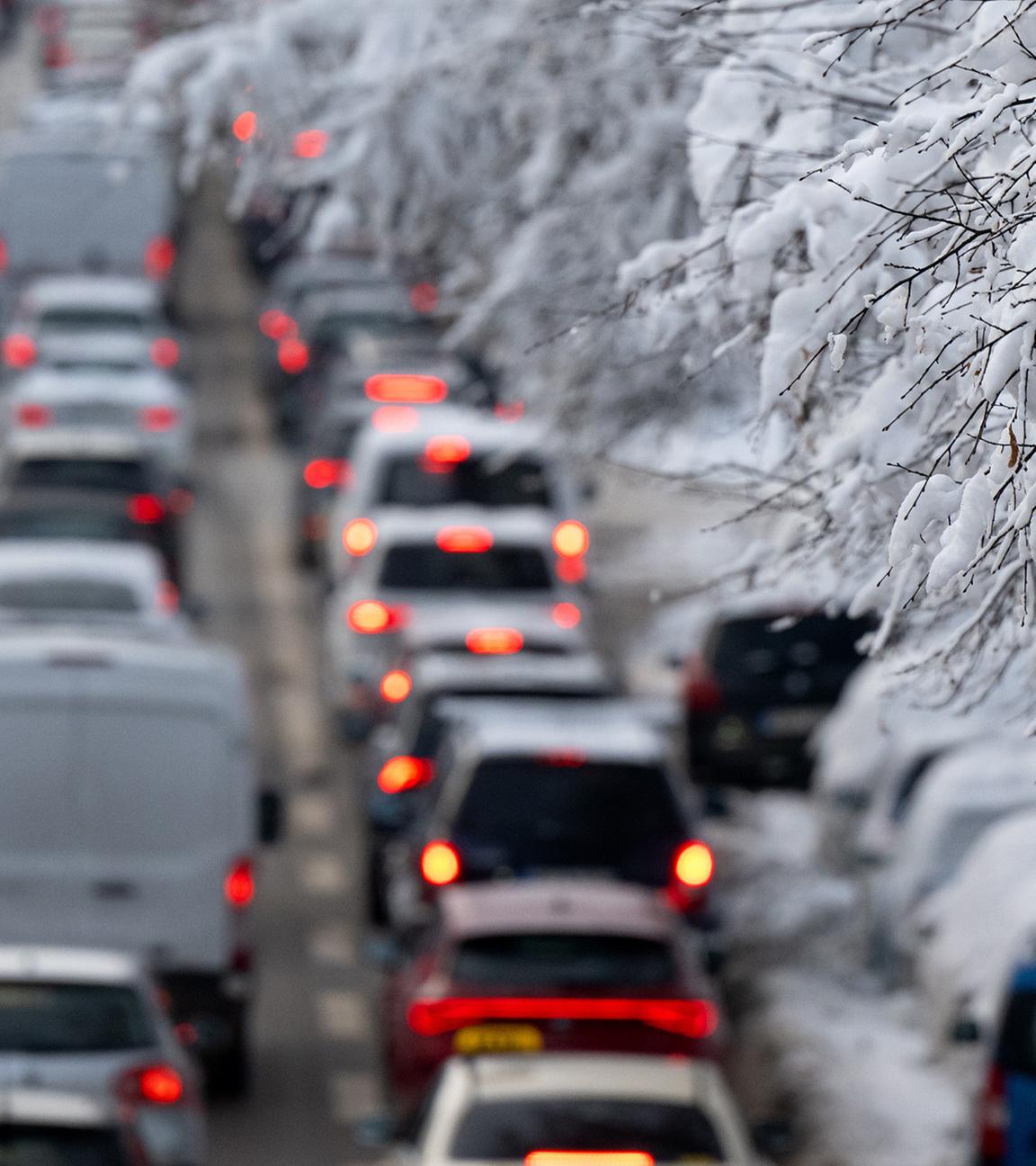 Zahlreiche Autos fahren im Berufsverkehr. (Archiv)