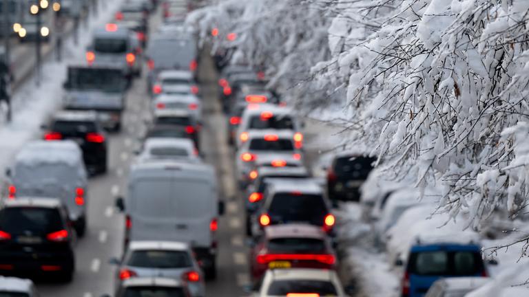 Zahlreiche Autos fahren im Berufsverkehr. (Archiv)