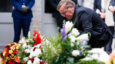 Bundesverteidiungsminister Pistorius knier bei einer Gedenkveranstaltung zum Jahrestag des Stauffenberg-Attentats vor Kränzen für getötete Widerstandskämpfer im Nationalsozialismus.