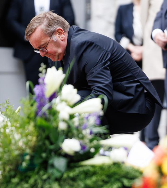 Bundesverteidiungsminister Pistorius knier bei einer Gedenkveranstaltung zum Jahrestag des Stauffenberg-Attentats vor Kränzen für getötete Widerstandskämpfer im Nationalsozialismus.