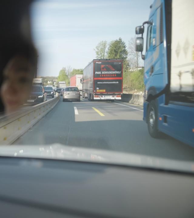 Autos und LKWs auf der Autobahn im Stau, verengte Fahrbahn