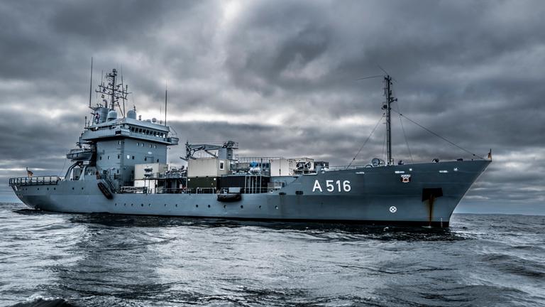 Ein Schiff der Marine bei der Ostflanken-Verteidigung.