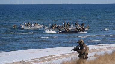  Schleswig-Holstein, Putlos: Soldatinnen und Soldaten gehen an Land während des Nato-Manövers Steadfast Dart auf dem Truppenübungsplatz an der Ostseeküste.